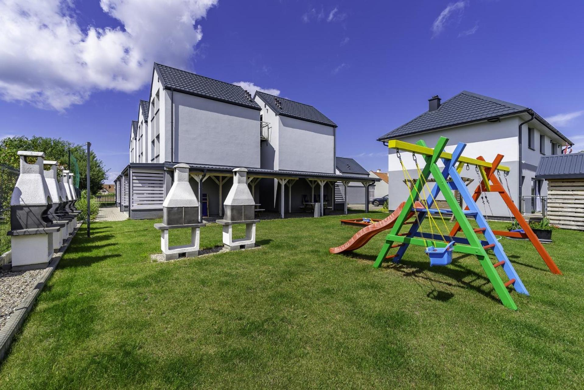 Frajda Domki - Apartamenty 6-Osobowe - Salon I Dwie Sypialnie Oraz Studia 4-Osobowe - Pokoj Z Aneksem Kuchennym ريفال المظهر الخارجي الصورة